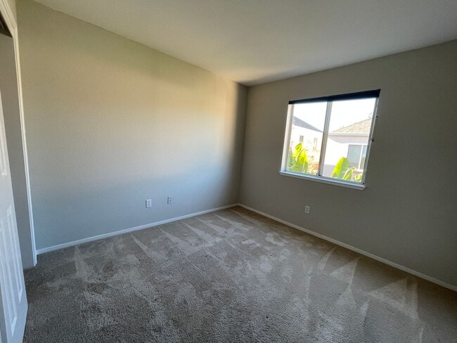 Building Photo - Beautiful Town Home Coming Soon! Great Location! Pets Allowed!