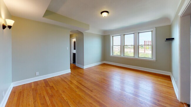 Building Photo - 3057 N Troy St