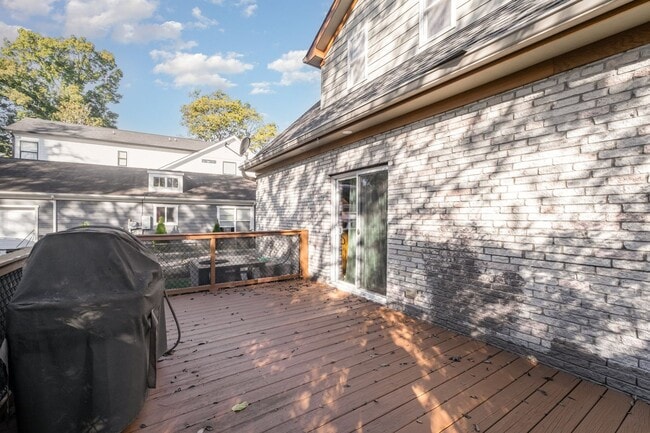 Building Photo - Incredible 3 BDRM / 2.5 BTH Franklin Home ...