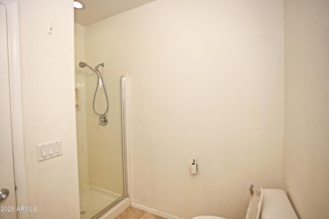 Building Photo - 1090 W Caroline Ln