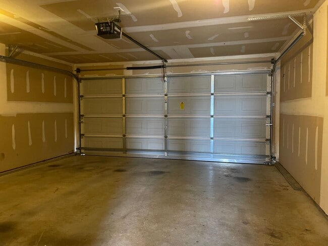 Building Photo - 3 Bed 2.5 Bath Nashville Opry Mills Area F...