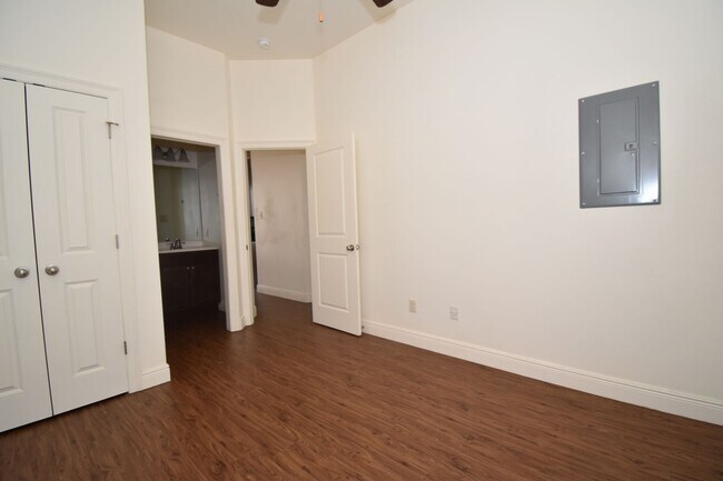 Building Photo - 2408-2464 W. Barnett Springs Ave