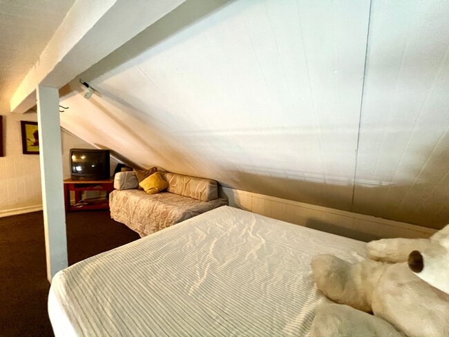 Building Photo - Fully Furnished 1-Bedroom Loft – Sierra Ma...