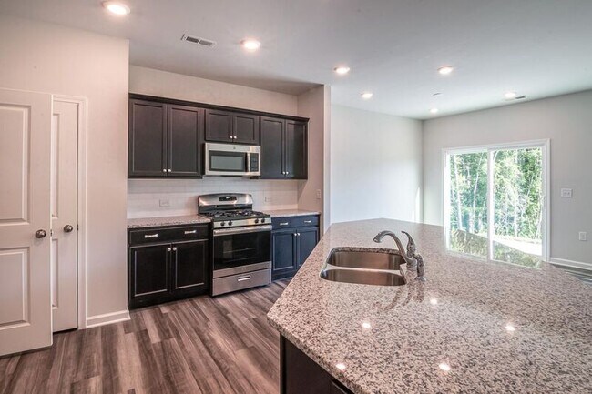 Building Photo - 214 Bedivere Ln
