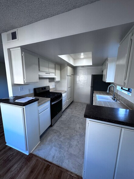 Building Photo - 135 N Swall Dr