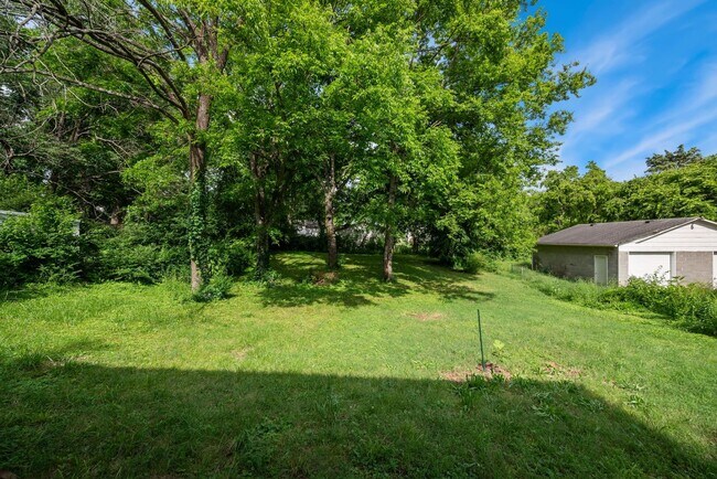 Building Photo - Charming North Nashville Cottage