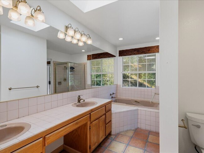 Building Photo - 930 Valley View Dr