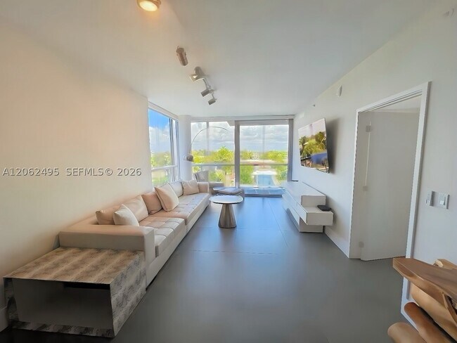 Building Photo - 9940 W Bay Harbor Dr