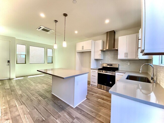 Building Photo - First Month Rent: FREE (with approved lease terms)