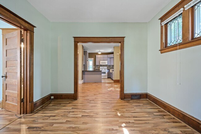 Building Photo - Incredible 5BD/2BA HGTV Remodeled Home near U of M & Dinky Town! Avail. 9/1/26!