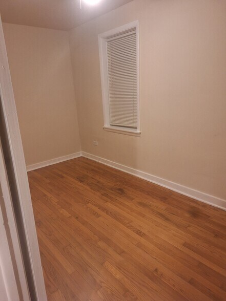 Room 1 - 4546 S Rockwell St