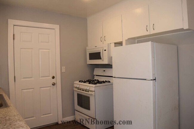 Building Photo - 440 Lampasas Ave