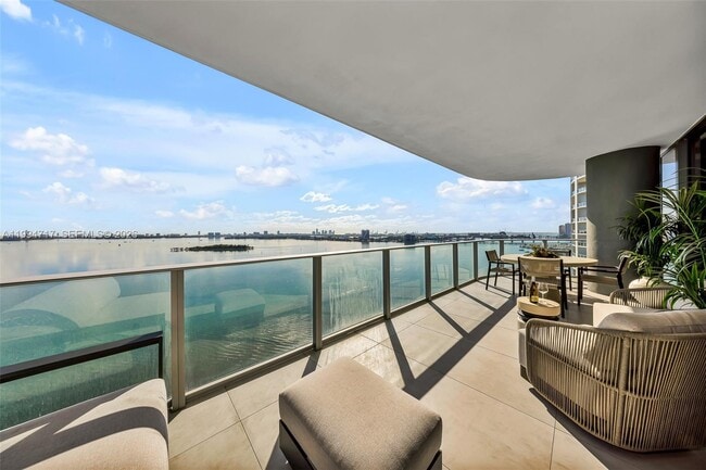 Building Photo - 700 NE 24th St