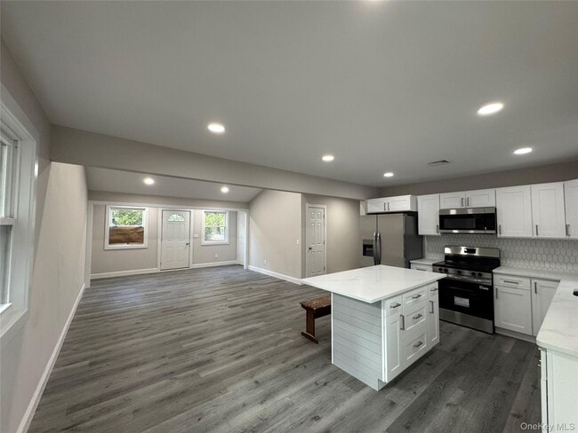 Building Photo - 75 Valley Dr