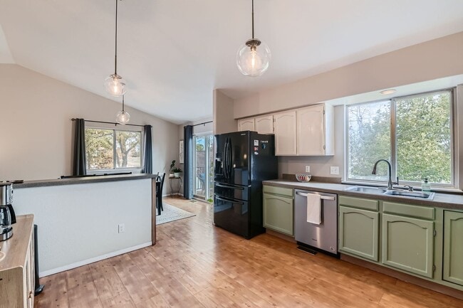 Building Photo - Stunning 4 BDR Fully Furnished Home in Broomfield