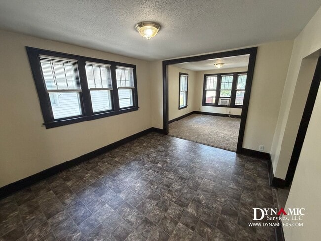 Building Photo - Upper Level 2 Bedroom, 1 Bathroom Duplex - Tenant Pays ALL Utilities
