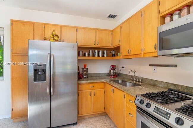 Building Photo - 1123 Bay Dr