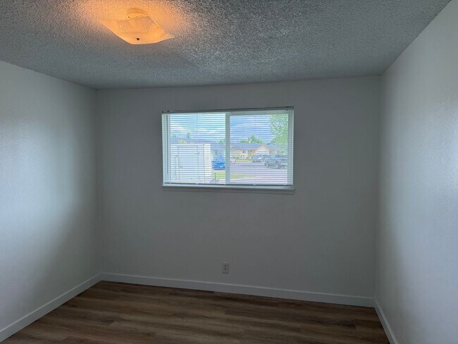 Building Photo - Updated single level 2 bed/1 bath duplex in Thurston!