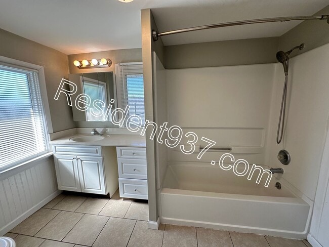 Building Photo - Cozy 3 Bed 1.5 bath