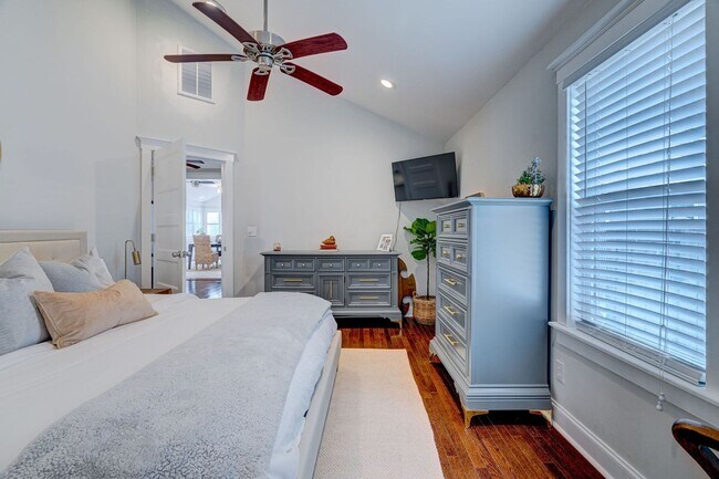 Building Photo - Midtown Rental in Forest Hills