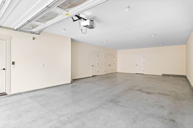 Building Photo - Beautiful Gated Fisher’s Landing Townhome with 4 Bedrooms, Gas Fireplace & Central AC