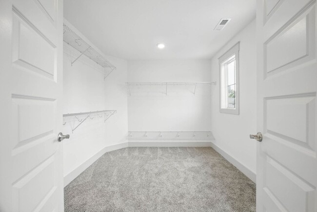 Building Photo - 3 Bedroom 2 1/2 Bath Luxury Home Near Madison Street!