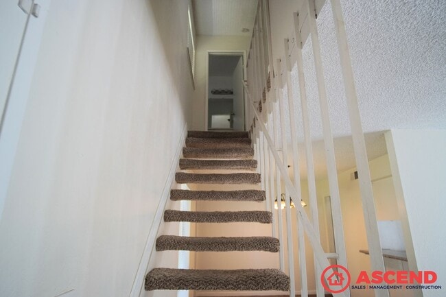 Building Photo - Central Bakersfield Condo!