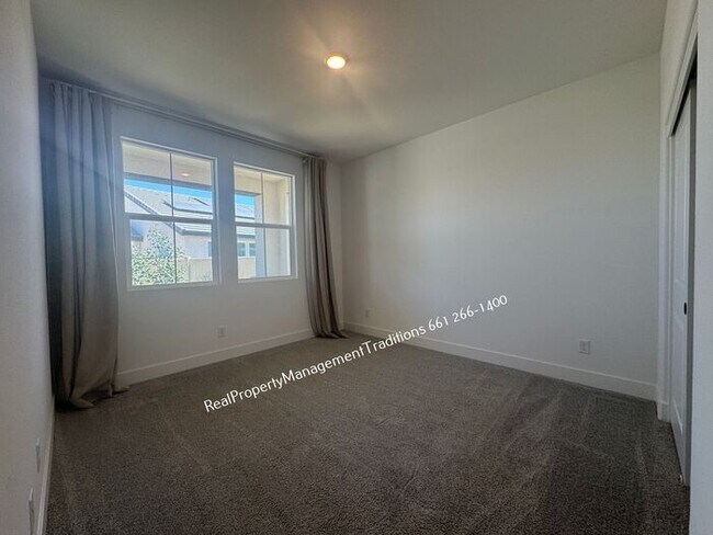 Building Photo - Modern Spacious 3 + 3 + Flex room