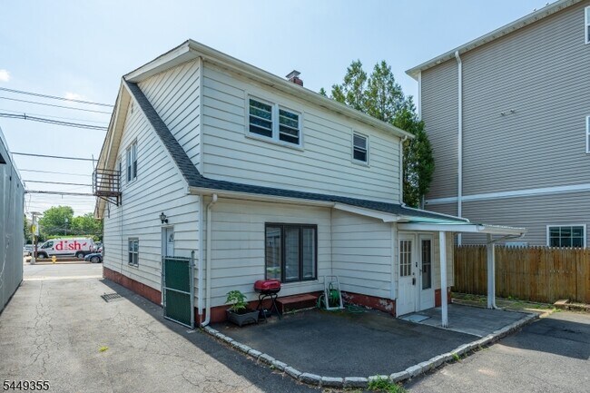 Building Photo - 106 Broughton Ave