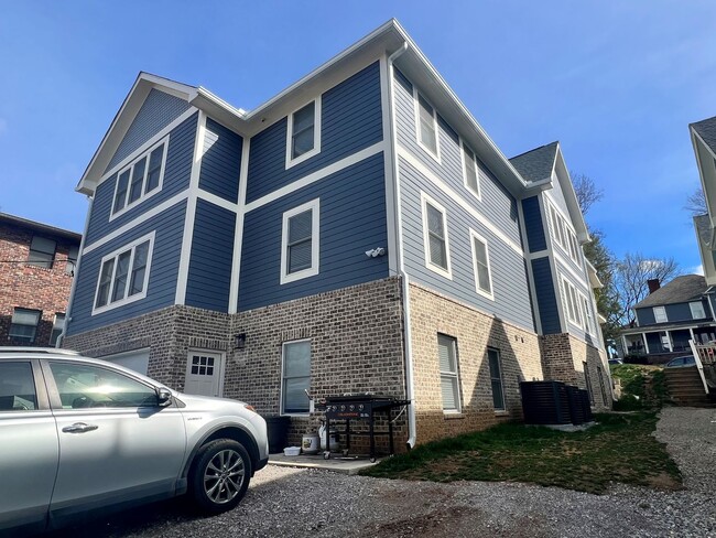 Building Photo - 1315 Forest Ave