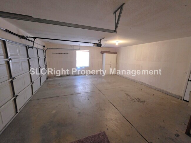 Building Photo - AVAILABLE NOW - Beautiful 3Bed + Bonus Room, 2Bath Paso Robles Home