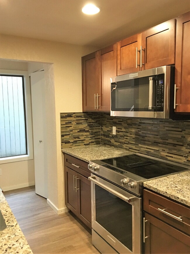 Building Photo - Charming 2-Bed, 2-Bath Condo in Des Moines, Walking Distance to the Marina!!!