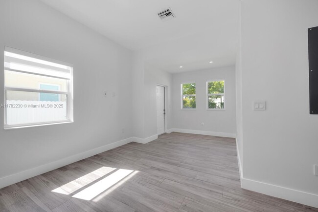 Building Photo - 2426 SW 25th St