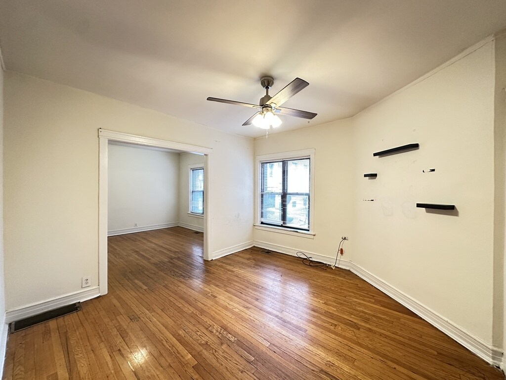 Building Photo - 824 W Waveland Ave