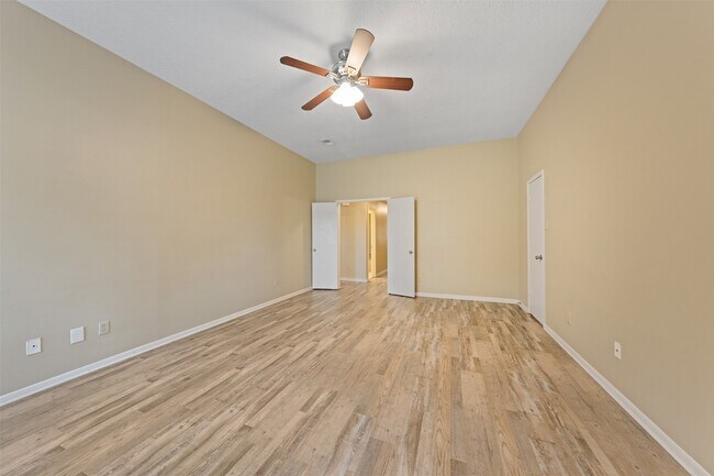 Building Photo - 211 Scarlet Maple Dr