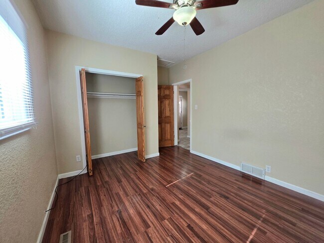 Building Photo - 1411 E Orman Ave