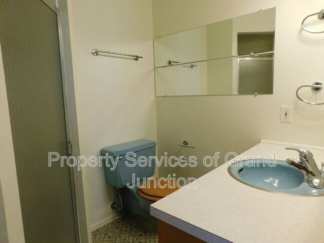 Building Photo - 396 S Camp Rd