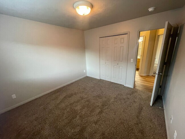 Building Photo - 3 Bedroom Duplex!!
