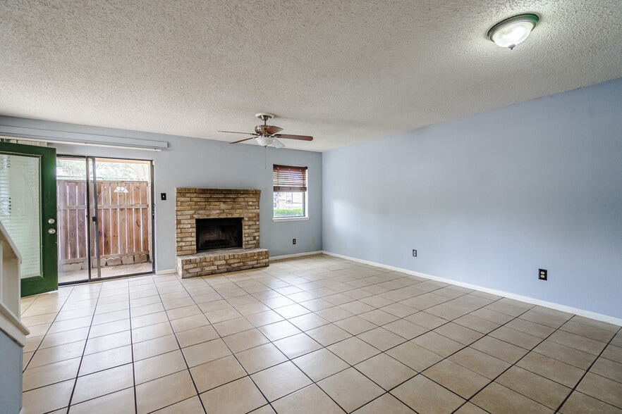 Building Photo - Room in Condo on Beauregard Cir