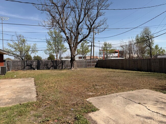 Building Photo - PRELEASING (3) Bed/(1.5) Bath in Core Norman Avail Late May!