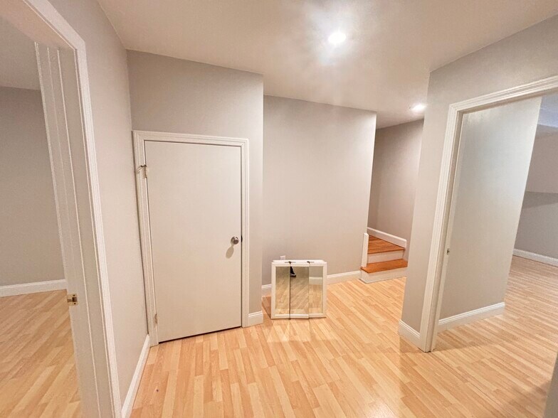 Building Photo - 10 Strathmore Rd