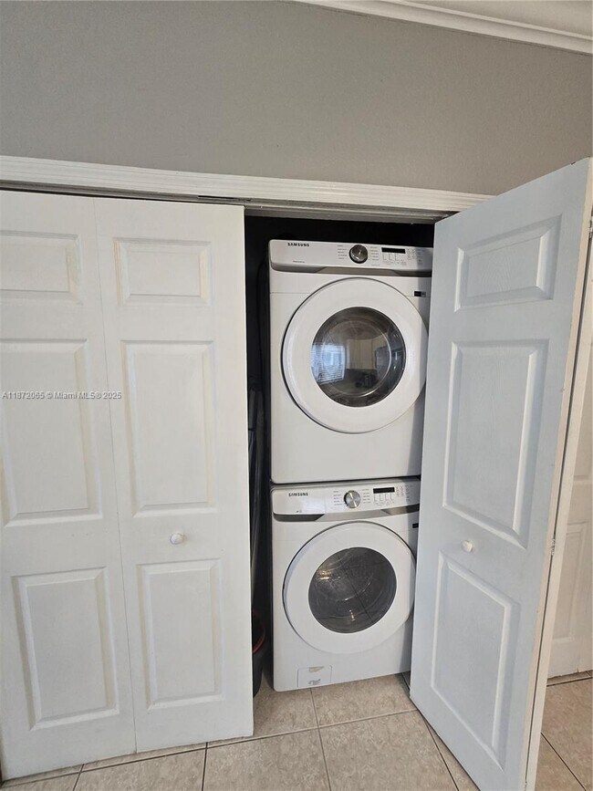 Building Photo - 208 SW 15th Pl