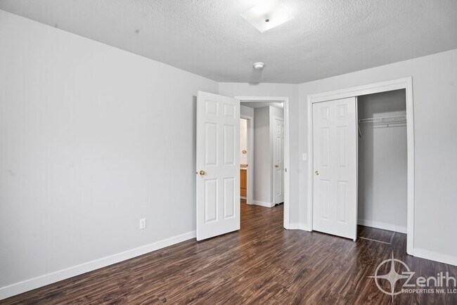 Building Photo - 15605 NE 92nd St