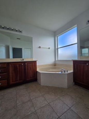 Building Photo - 7070 Venice Way