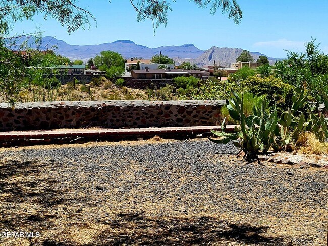 Building Photo - 408 Hollydale Dr