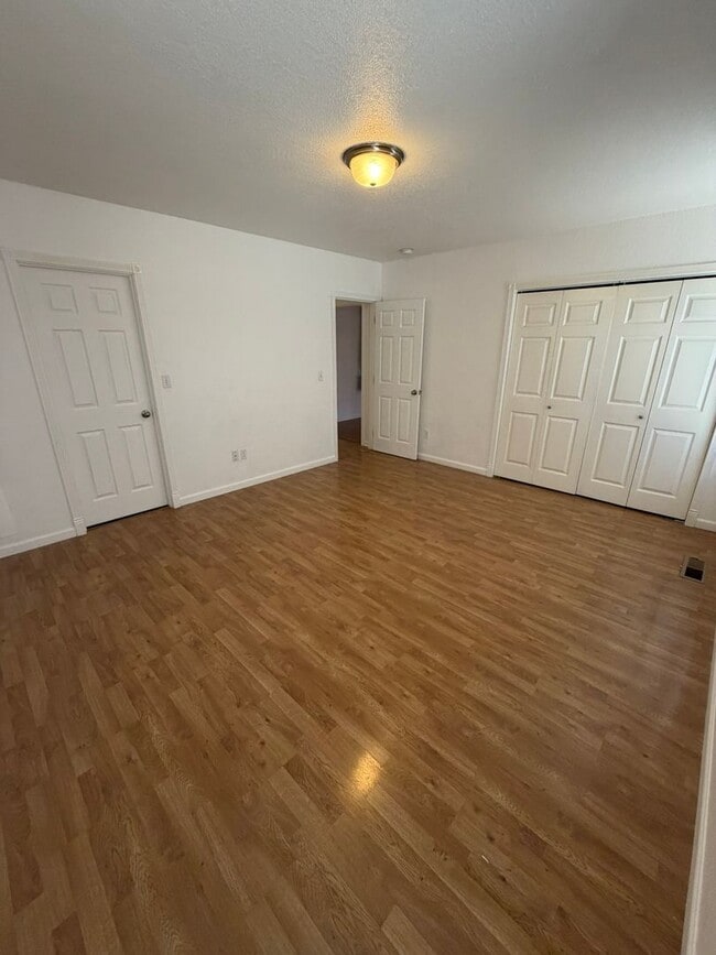 Building Photo - Beautiful 2 Bedroom on a Large Corner Lot!