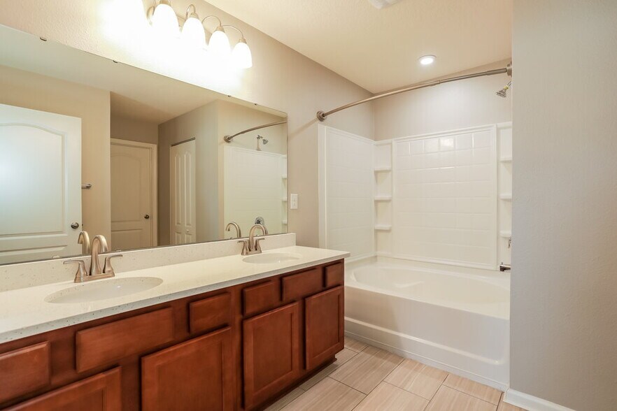Building Photo - 2096 Pebble Point Dr