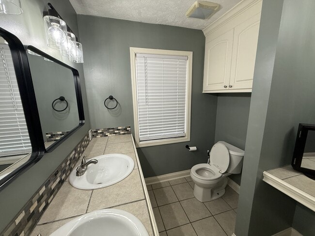 Building Photo - 3251 Crafton St