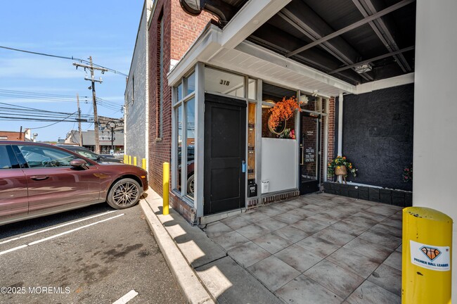 Primary Photo - 31 W Front St