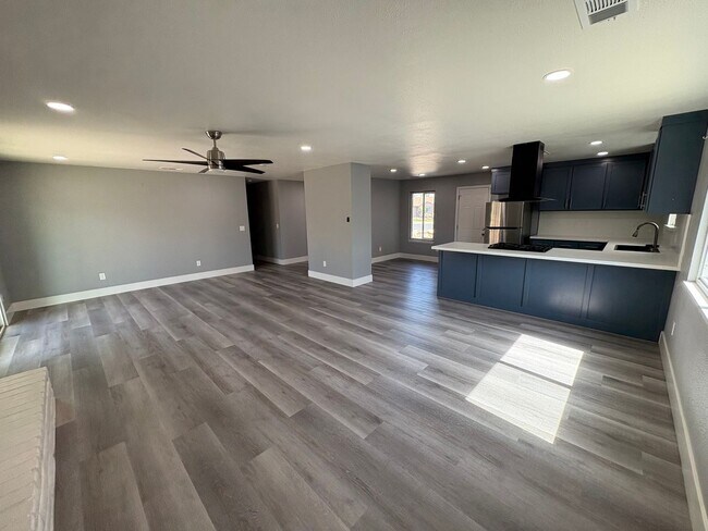 Building Photo - Solar equipped Lemoore home Available Now!